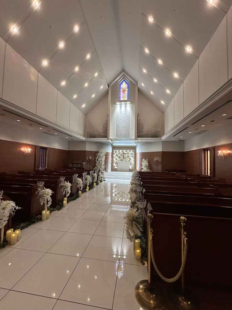 チャペル内観。調光により真っ白な雰囲気に変えることも可能。聖歌隊が2階にいる為歌声が響くそう。