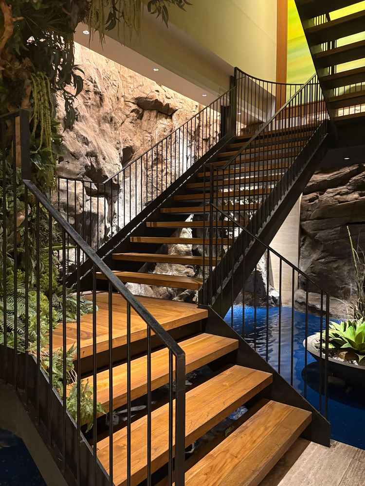 滝の流れる階段