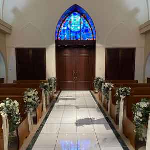 チャペルの地面にリフレクションされるステンドグラスが素敵。赤カーペット、青カーペットもひけるらしい。