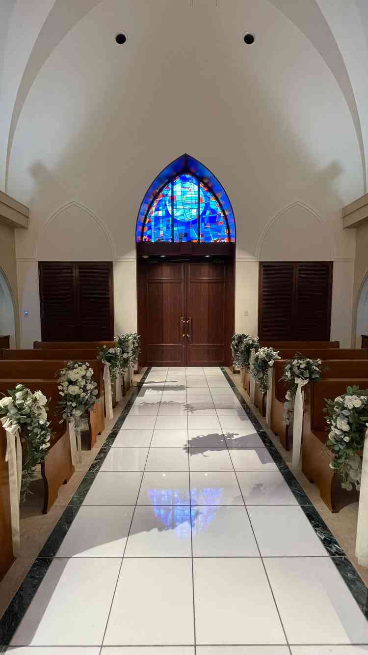 チャペルの地面にリフレクションされるステンドグラスが素敵。赤カーペット、青カーペットもひけるらしい。