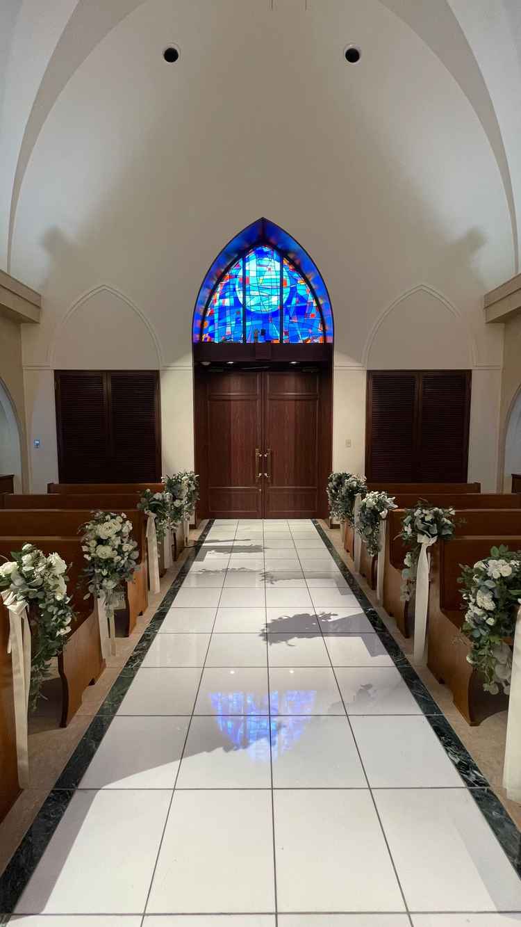 チャペルの地面にリフレクションされるステンドグラスが素敵。赤カーペット、青カーペットもひけるらしい。