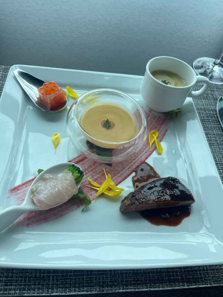 様々な価格帯の料理を試食可能。ウニが美味しい