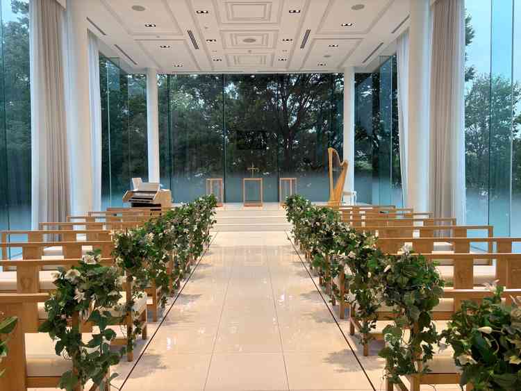 挙式会場です。雨が降っても、翠が生い茂っていることで外が気にならない作りでした。