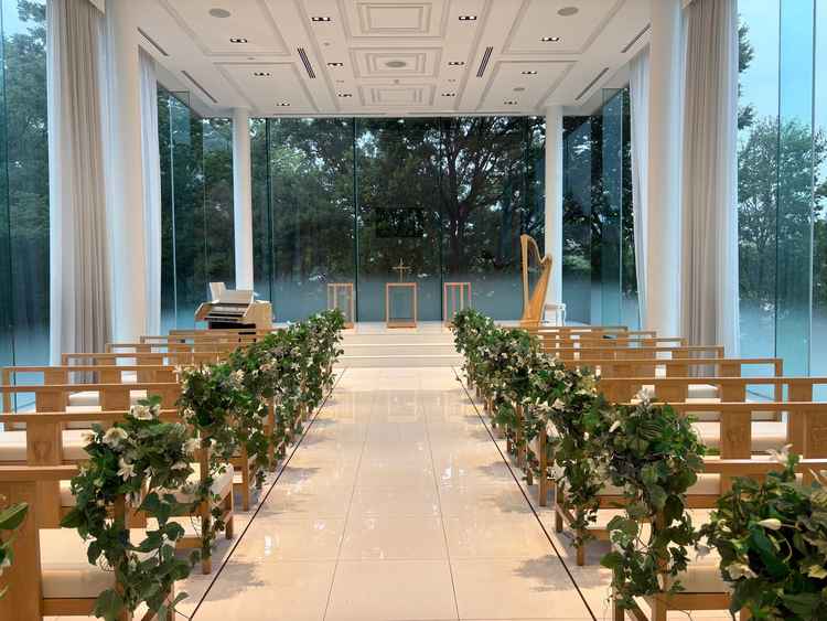 挙式会場です。雨が降っても、翠が生い茂っていることで外が気にならない作りでした。