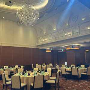 披露宴会場です。かなり天井が高く広く感じました。