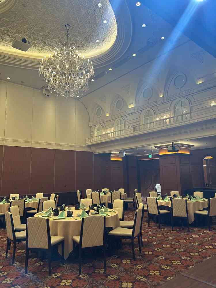 披露宴会場です。かなり天井が高く広く感じました。