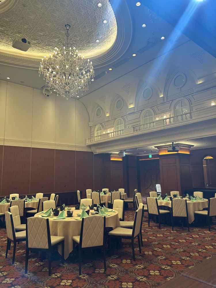 披露宴会場です。かなり天井が高く広く感じました。