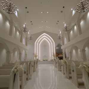 チャペルの写真です。白を基調としています。バージンロードの幅が広いです。