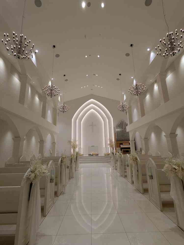 チャペルの写真です。白を基調としています。バージンロードの幅が広いです。