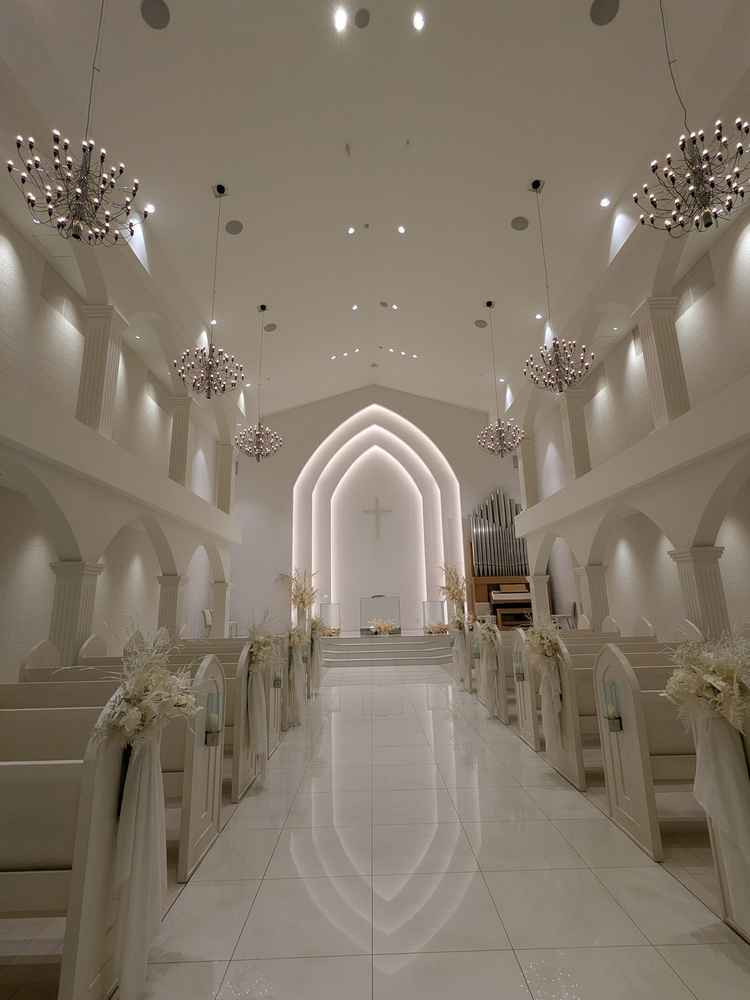 チャペルの写真です。白を基調としています。バージンロードの幅が広いです。