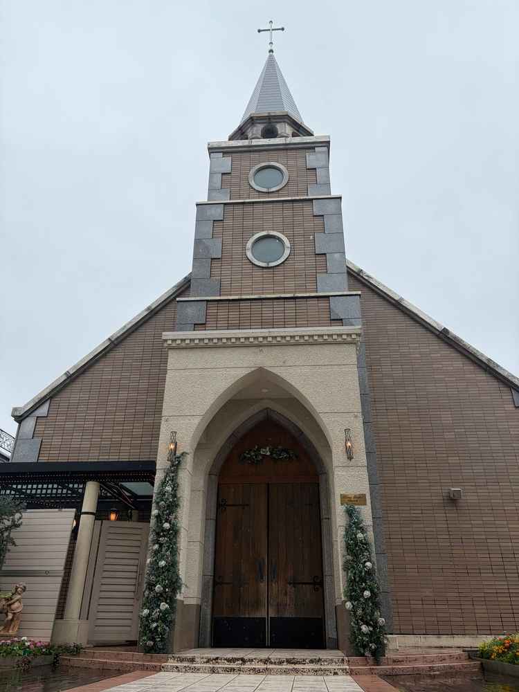 ホテルの上にあるチャペルの外観