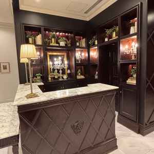 受付カウンターが二箇所あり、対になっています。新郎新婦で物理的に分けられます。