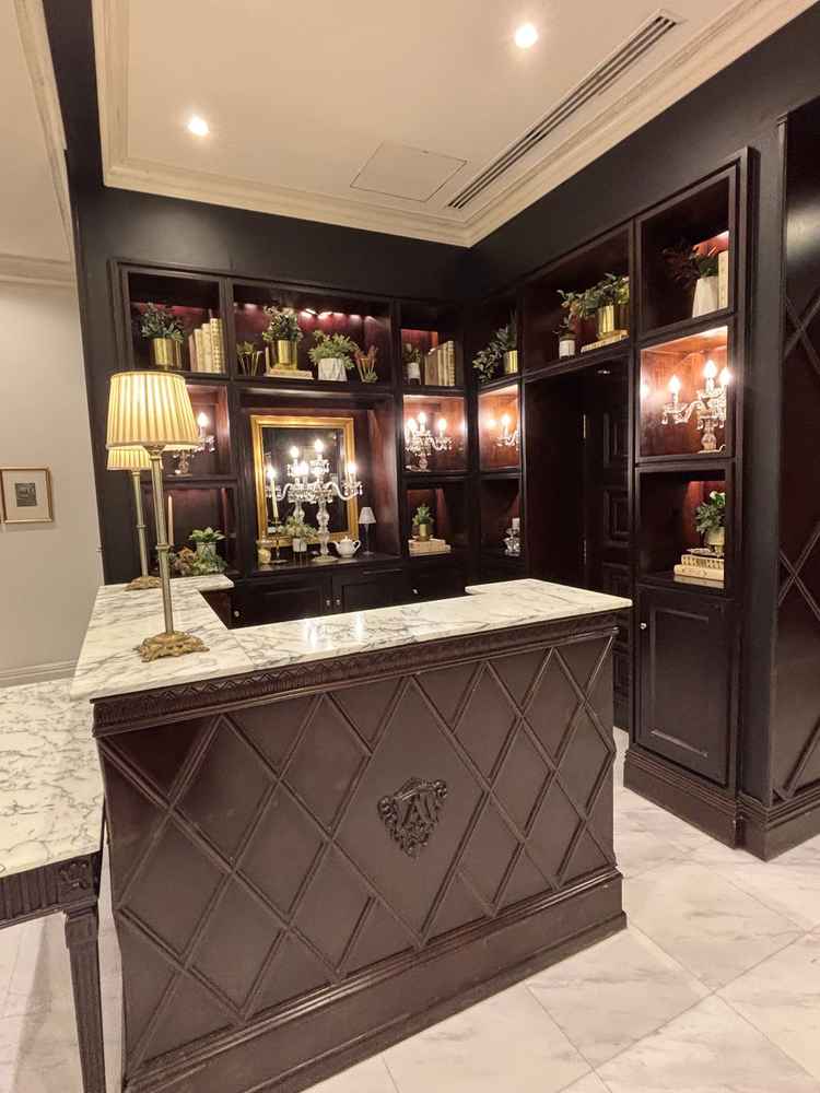 受付カウンターが二箇所あり、対になっています。新郎新婦で物理的に分けられます。