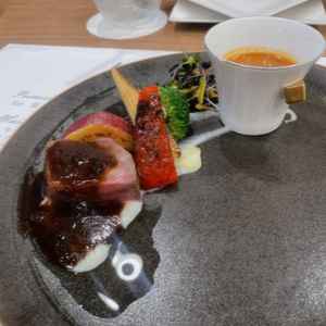 試食のお肉はとても柔らかく、濃厚なソースと合わさって贅沢な美味しさを味わいました。