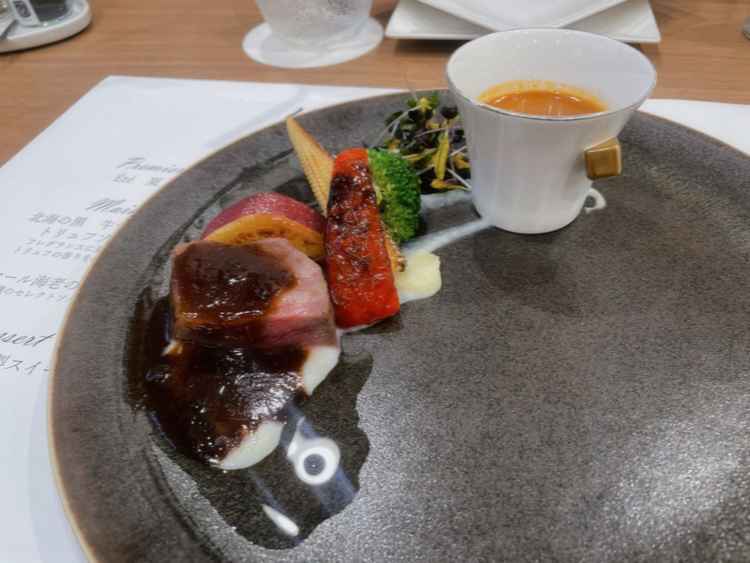 試食のお肉はとても柔らかく、濃厚なソースと合わさって贅沢な美味しさを味わいました。