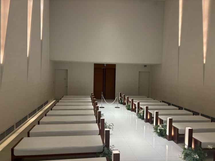 チャペルの舞台から見た景色。椅子に背もたれがなく、着物を着てこられた方にも座りやすい設計になっていた