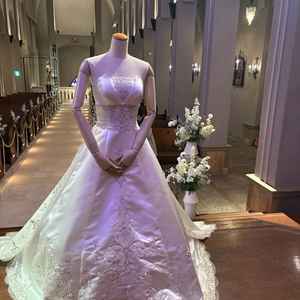 大聖堂の中に置かれていたウェディングドレス