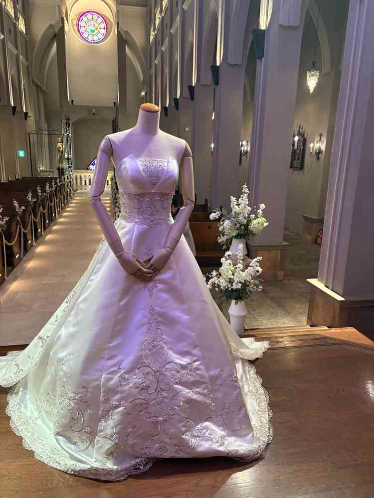 大聖堂の中に置かれていたウェディングドレス