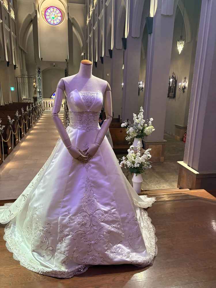 大聖堂の中に置かれていたウェディングドレス