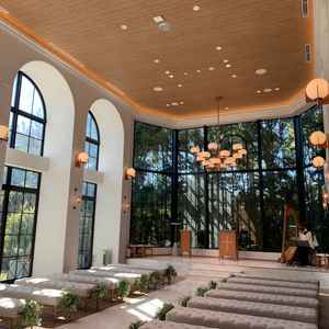 挙式会場の写真。自然光が入り、開放感がありました。ハープ演奏も聞けました。