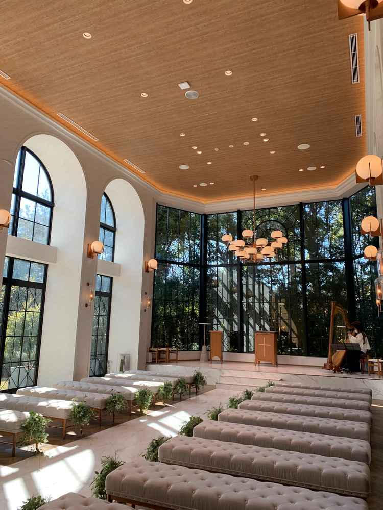 挙式会場の写真。自然光が入り、開放感がありました。ハープ演奏も聞けました。