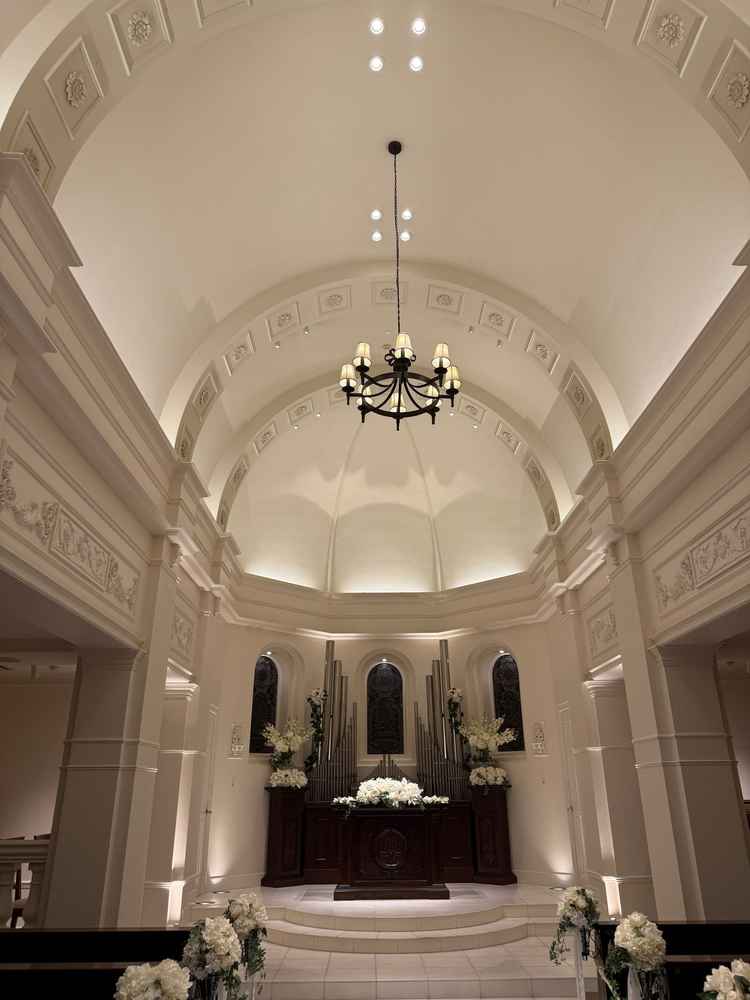 白を基調とした挙式会場で、ドレスの見栄えがいい半円型の階段に魅力を感じました。