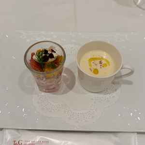 前菜からご用意いただきました。生ハムのサラダとカブのポタージュ、どちらも美味しかったです！