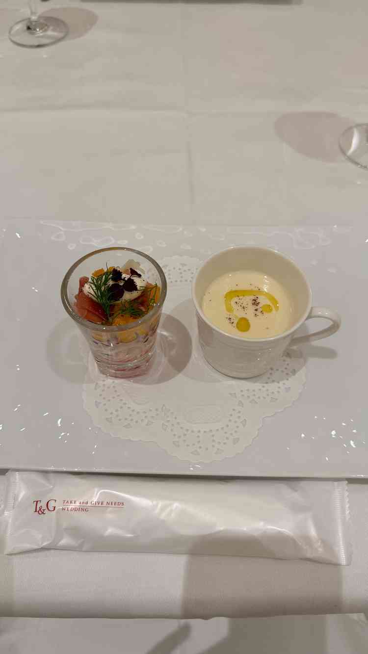 前菜からご用意いただきました。生ハムのサラダとカブのポタージュ、どちらも美味しかったです！