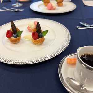 ご試食のデザートとコーヒーです。見た目も可愛らしく最後まで楽しくいただけました。