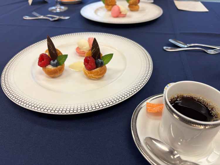 ご試食のデザートとコーヒーです。見た目も可愛らしく最後まで楽しくいただけました。
