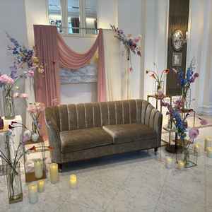 披露宴会場の新郎新婦席