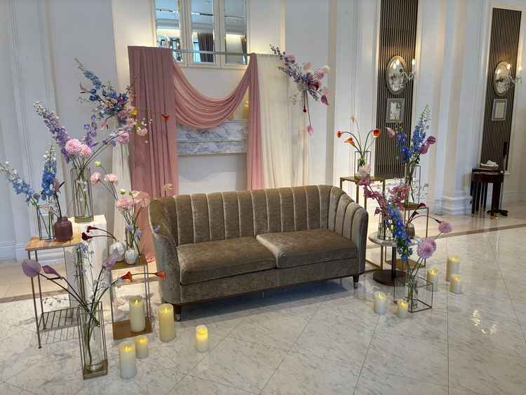 披露宴会場の新郎新婦席