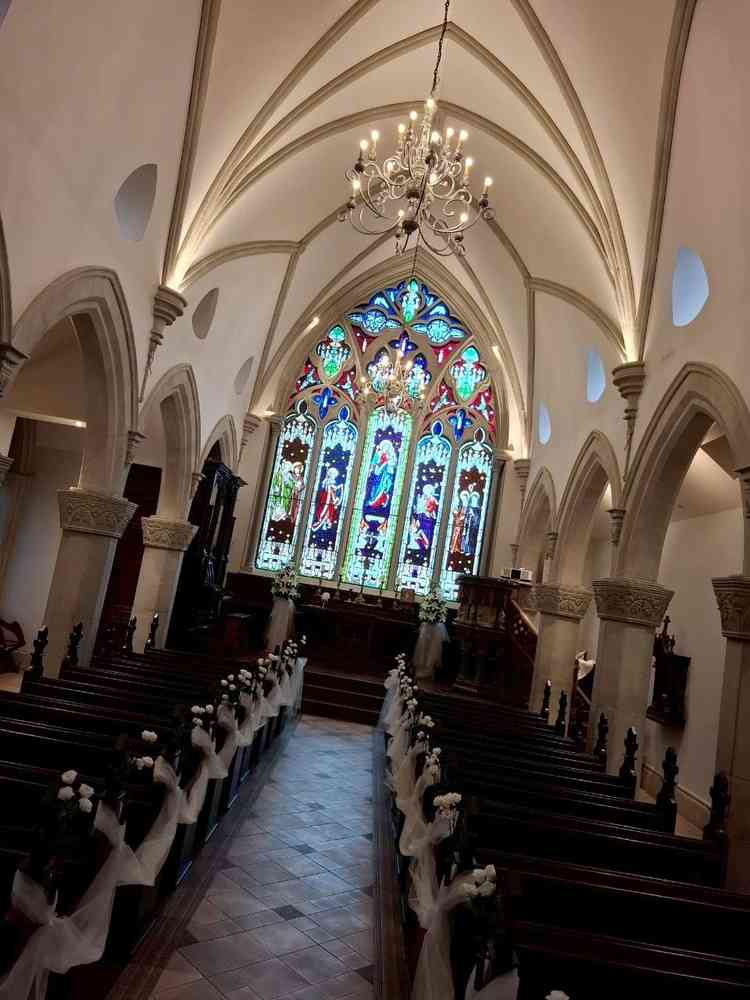 新館の方のステンドグラス。1枚の大きなスタンドグラス。本館の方より鮮やかな色合いになっているとのこと