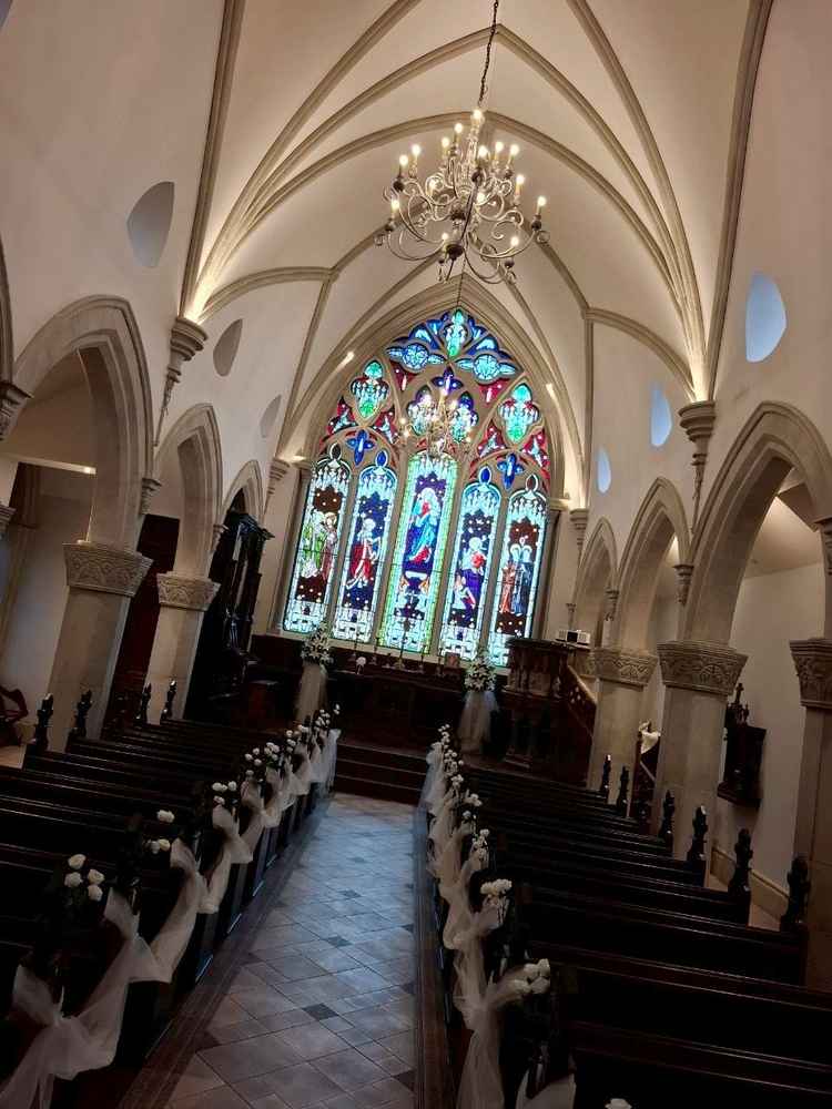 新館の方のステンドグラス。1枚の大きなスタンドグラス。本館の方より鮮やかな色合いになっているとのこと