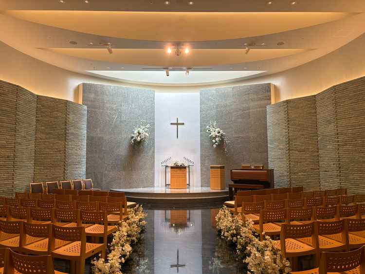 石造りの教会。実際に見ても、綺麗な大理石への反射が美しかったです。