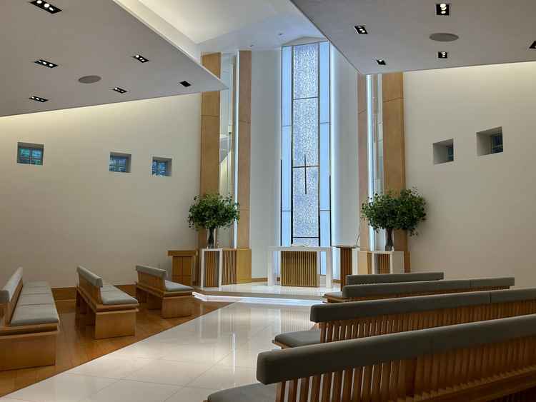 杜のチャペル内部の写真。式場のこだわりで、イスの配置が斜めになっているのが印象的でした。