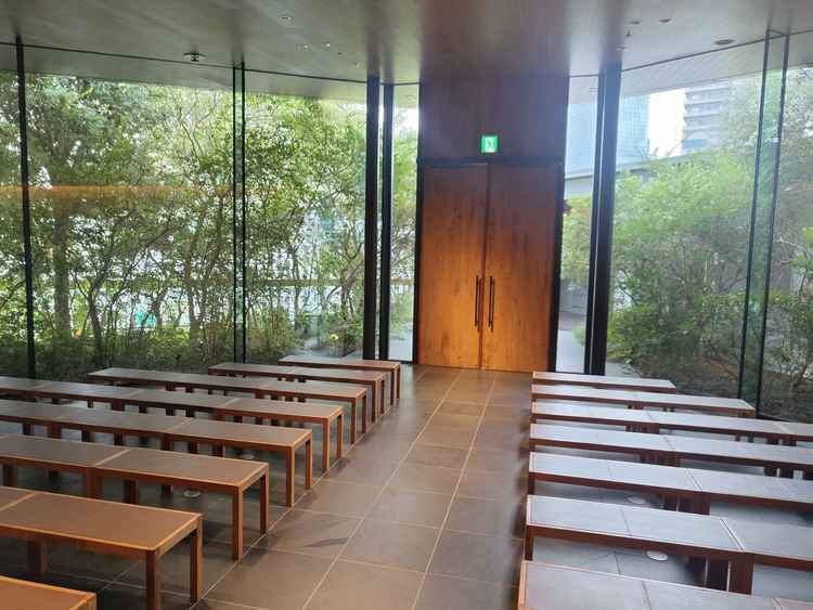 挙式会場入り口。緑と自然光に背を押されて入場する、というのがよかった。