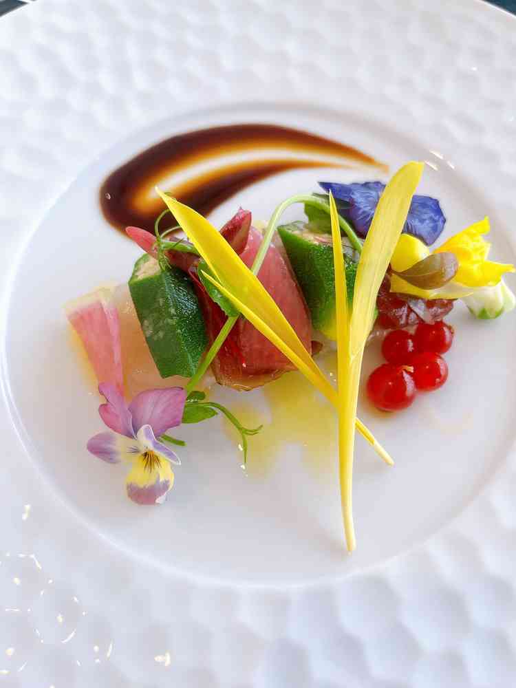 彩が綺麗なお食事でした。