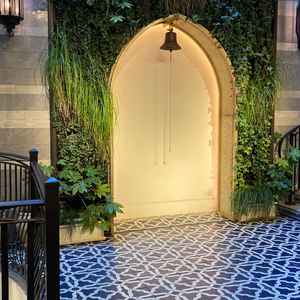 階段の横に天井が空いているスペースがありました。