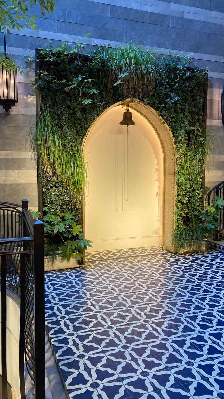 階段の横に天井が空いているスペースがありました。