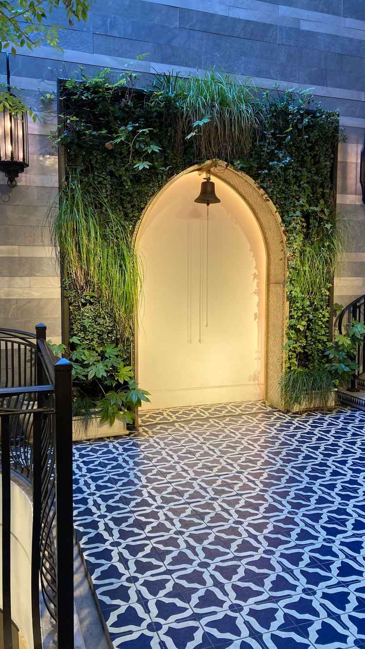 階段の横に天井が空いているスペースがありました。