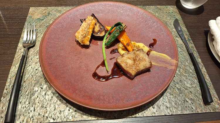 料理の試食です。地産地消の食材を活かした本格フレンチは、老若男女問わずゲストに喜ばれると感じました。