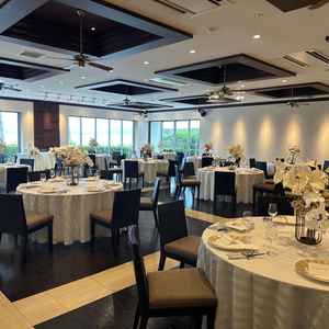 1階にある披露宴会場。茶色の雰囲気で落ち着きがある。