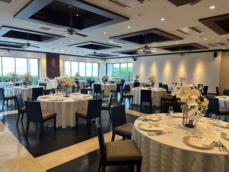 1階にある披露宴会場。茶色の雰囲気で落ち着きがある。