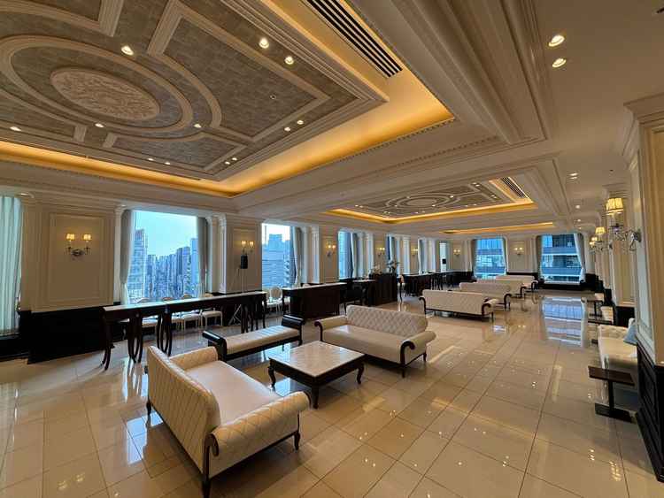 ゲストの待合室の写真。ゴージャスかつ清潔感があって綺麗で、窓から日の光が差し込んでいる。