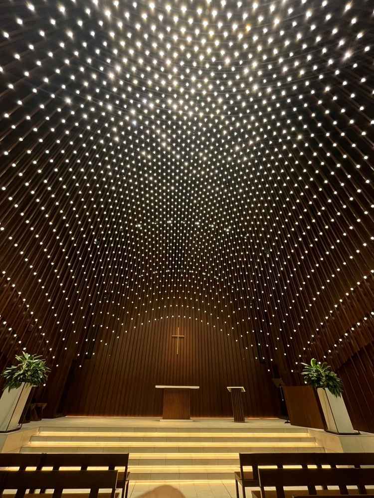 チャペルの通路を入場した時の写真です。