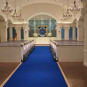 青いヴァージンロードが白基調の挙式場にとても映えていて素敵でした。