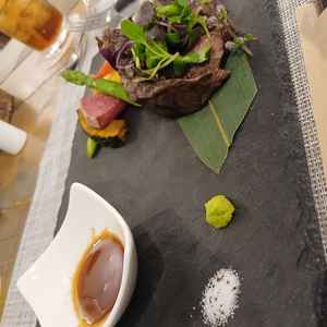 料理です。中でも特に和牛が絶品でした。お野菜も美味しく何よりトリュフ塩との相性が抜群で大満足でした。