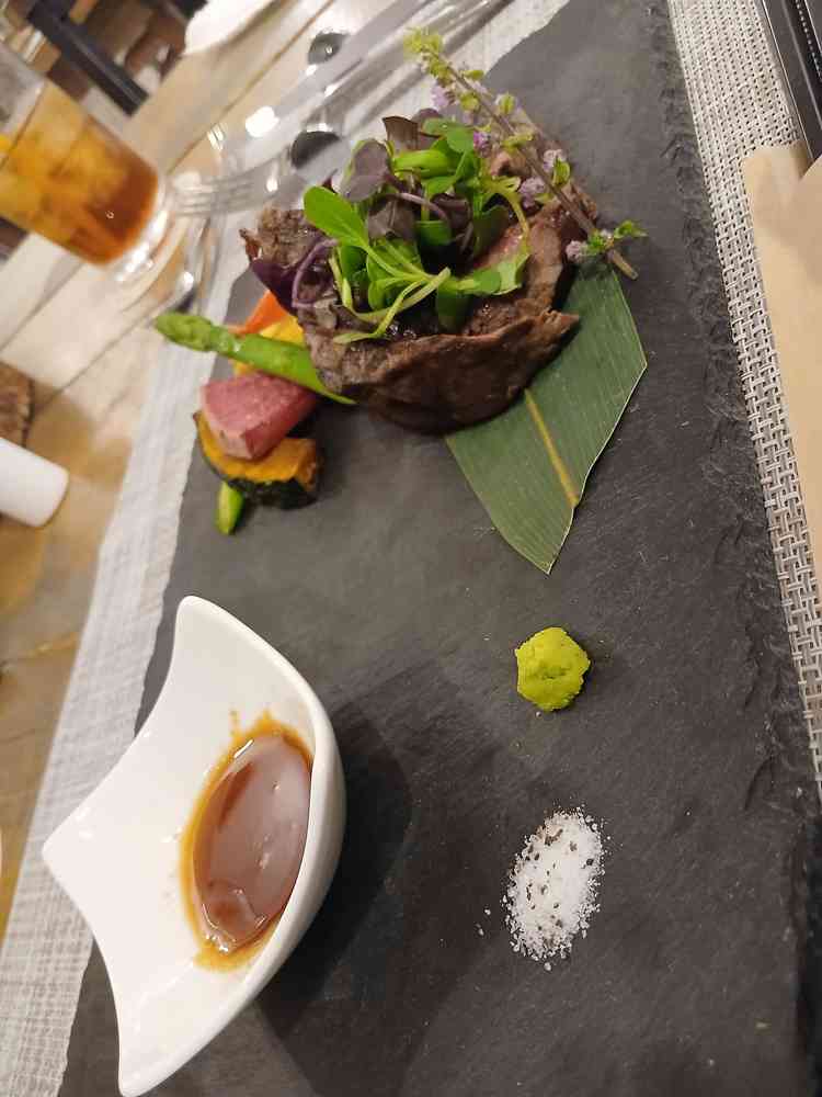 料理です。中でも特に和牛が絶品でした。お野菜も美味しく何よりトリュフ塩との相性が抜群で大満足でした。