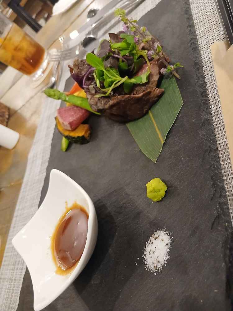料理です。中でも特に和牛が絶品でした。お野菜も美味しく何よりトリュフ塩との相性が抜群で大満足でした。